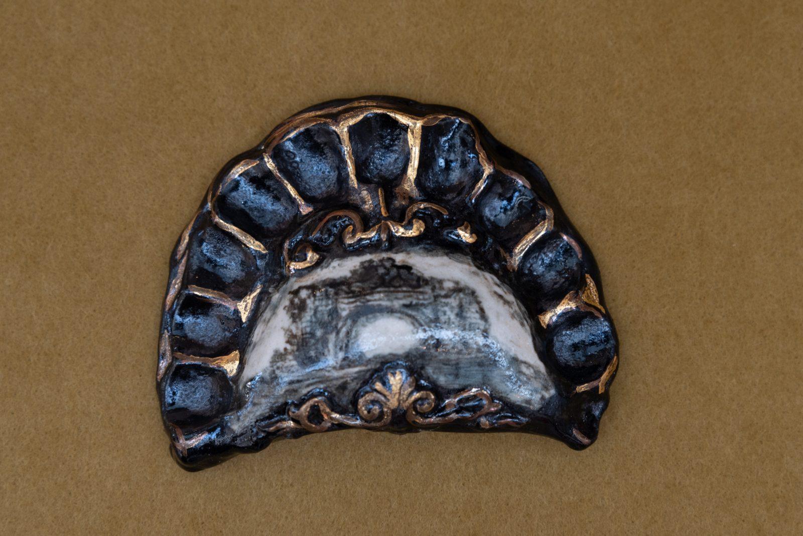 Ornate Gilded Pastijware depicting Black Arch